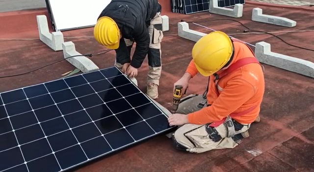 operai pannelli fotovoltaici novaenergy